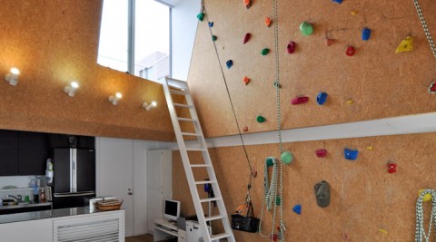 ボルダリング壁のある空間“アウトドア仕様”で家でもキャンプ気分