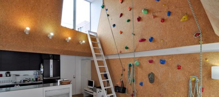 ボルダリング壁のある空間“アウトドア仕様”で家でもキャンプ気分