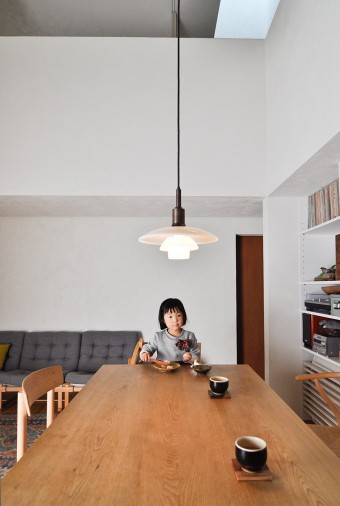 ダイニングテーブルは家具デザイナーの傍島浩美さんデザイン。ポール・ヘニングセンのライトは震災後の限定ヴァージョンだ。