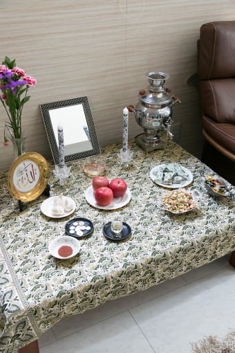 ノウルーズの飾り、ハフト・スィーンのテーブル。りんご、緑色の草、酢、にんにくなど頭文字がSで始まる７つのものを集めて祝う。