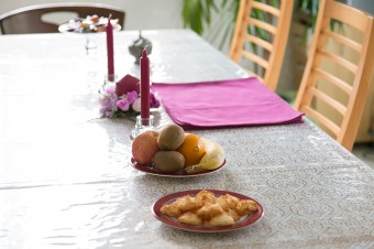 イランでは、親戚や友人を食事に招くことが多い。テーブルも美しくコーディネート。