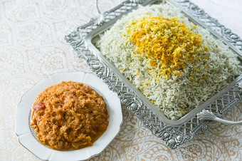 ディルを混ぜて焚き込んだライスは、鍋の底のおこげが大人気！　ナスとトマトの煮込みはパンに載せて。みんなで取り分けて食べるのが、イランスタイル。