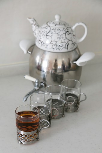 イランのポットで出す紅茶は、濃く深い味わい。食器も帰国の度、セットで買ってくる。