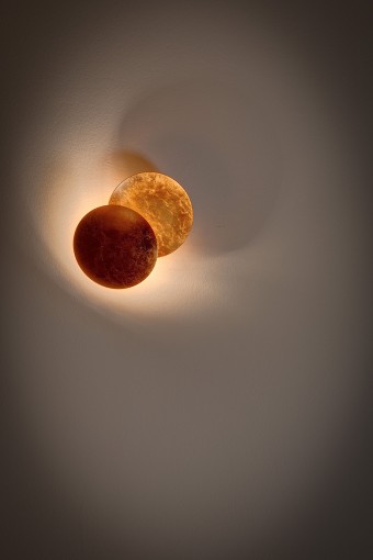 「Lederam」通称“皆既日食”。極小LEDを使用、およそ1300ルーメン（80W相当）の明るさ。