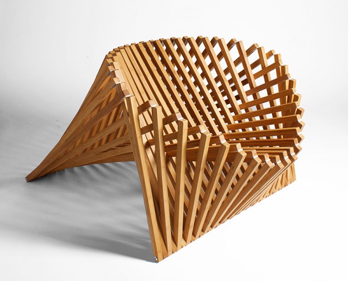 「Rising Chair」Robert Van Embricqsデザイン。一枚の木の板にカッティングをほどこし、立体の家具を作り出す。機能性と美しさの両方を同時に追求した結果だという。