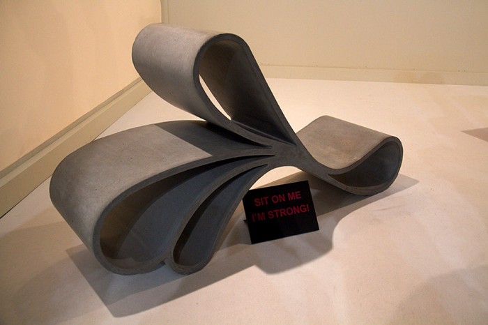 「Ribbon Chair」Vivianne Kollevrisデザイン。強化繊維を使うことによってわずか22mmの厚さながら軽く堅牢な構造を実現したソファ。メルボルン・ムーヴメントは、デザイナーKjell Grantが1999年に設立したデザイナー集団。 www.melbournemovement.com　 vivprojects.com