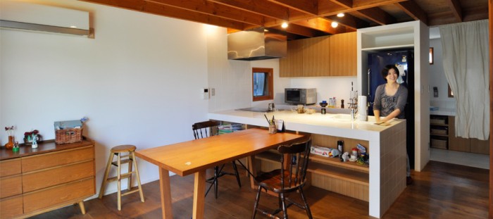 住宅地の中の〈モダンな山荘〉家、庭、食、遊び、基本はすべて“自然”