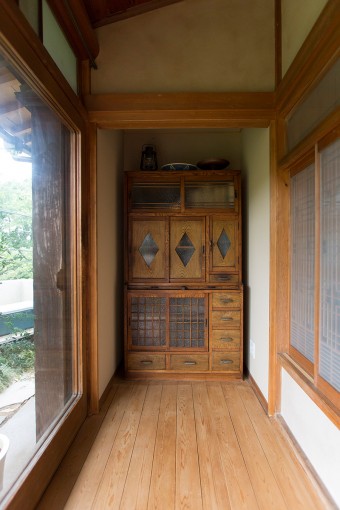 以前の住まいでも使っていた、日本の古い棚。縁側で遊ぶみちるちゃんのおもちゃ入れとして活用。
