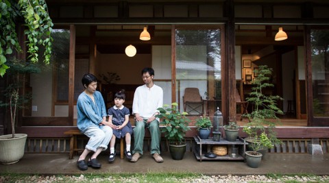 庭と縁側と照明現代になじむ日本家屋の静謐