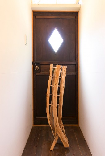 裏庭に通じるドアの前に置かれた、１本の木から作られたオブジェは、KINTAさんが師事した味岡伸太郎さんの作品。