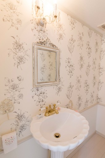 １階のトイレも壁紙を貼り、エレガントな雰囲気に。