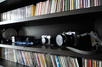 カメラも大泉さんの趣味のひとつ。右はライカのM8。家族や風景の写真を主に撮るという。