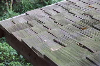 レッドシダ―の木を使った屋根。年月とともにグレーっぽく変色し、味わいを増していく。