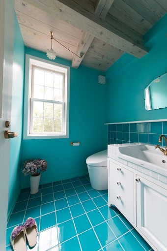 ターコイズブルーのタイルが鮮やか！　清潔感あふれるトイレ。
