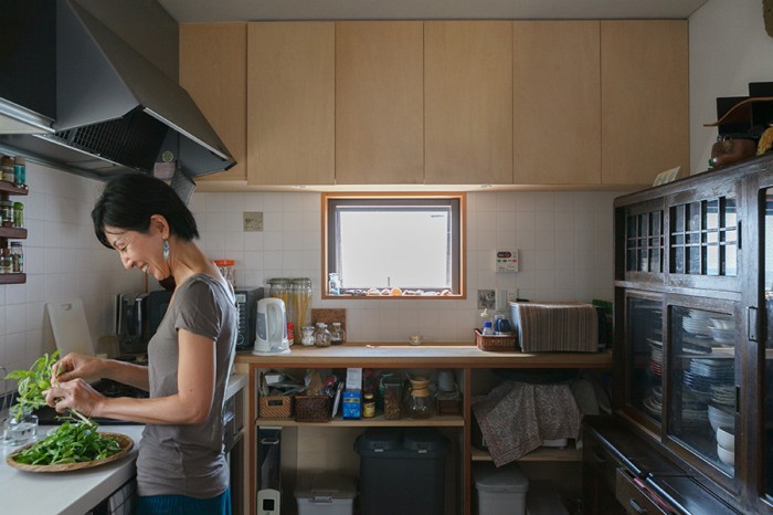 窓が２方向にあり、明るいキッチン。スペースもたっぷりとってあるので、何人かでお料理することもできる。
