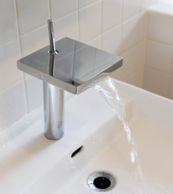 自然の滝のような水の流れが楽しい水栓は、ハンスグローエ社のフィリップ・スタルクのデザイン「アクサースタルクX」。
