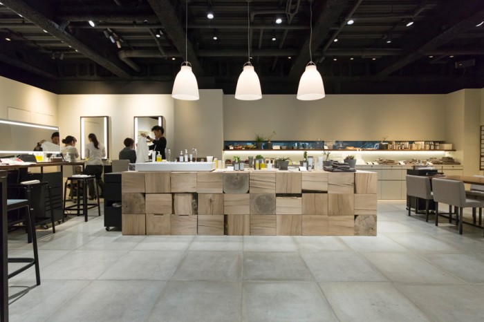 明るく凛とした空気が漂う店内は、Mount Fuji Architectsが手がけた。中央には、ブナの木の大きなカウンター。