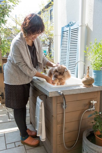 庭に設置したシャワー付きのシンクは、お散歩帰りの愛犬ショコラやコット(トイプードル）の足洗いにも。