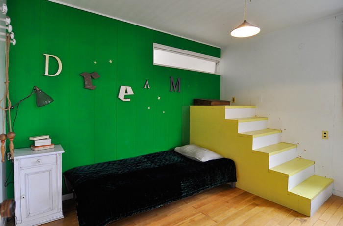 現在、高１と小６の男の子のベッドルーム。設計上、もともとあった階段はイエローで塗った。子供部屋の収納、ライト、飾りつけなどもすべてアンティークを活用。
