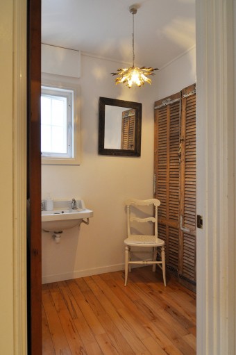 洗面所もシックな雰囲気。バスルームへのドアもアンティークの扉を使用。