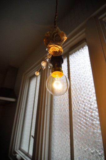 キッチンの照明。フランスの作家の手作り作品を、裸電球につけてアレンジした。