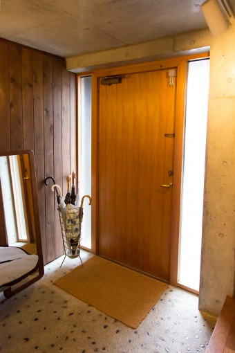 スゥェーデン製のドアは真鍮のノブが味。床は工務店泣かせの洗い出し。