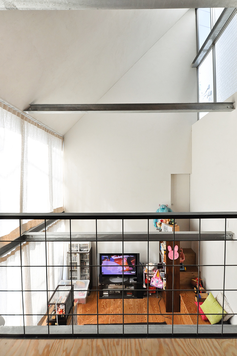 小さな家の、大きな吹き抜け空間広くて開放感いっぱいの空間でワイワイ遊ぶ | Architecture | 100%LiFE