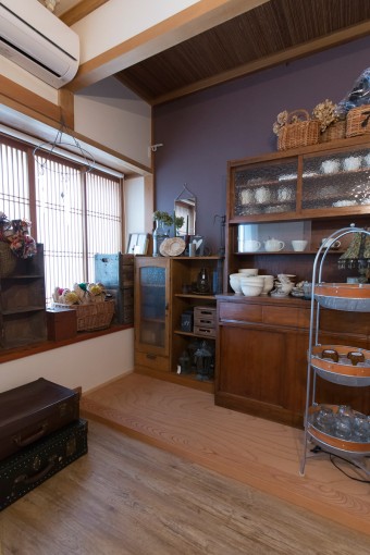 村上さんが仕事で使用する雑貨を保管している部屋。ここだけはもとの造りを残し、近所のおばあさんが粗大ゴミに出そうとしていた古い棚をもらってきて使用。