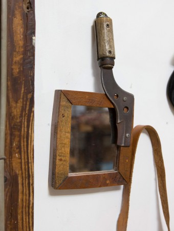 手鏡。以前ここに住んでいた植木屋さんが残していった剪定ばさみの一部を持ち手に使っている。