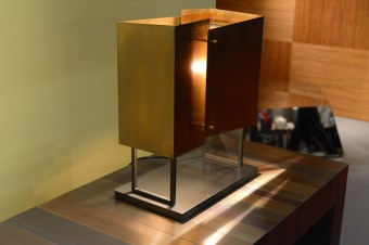 「Elements」コレクションよりMark Andersonデザイン。真鍮製テーブルランプ。