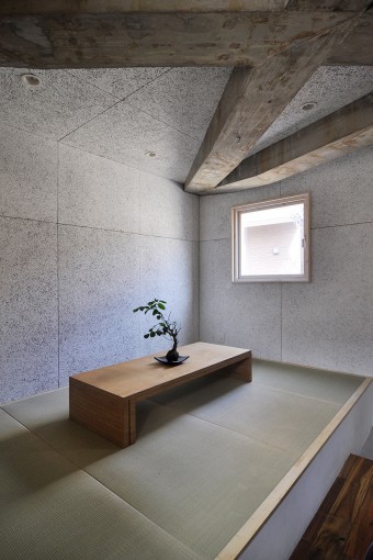 2階の和室スペース。壁には素材感のある木毛セメント板が使われている。