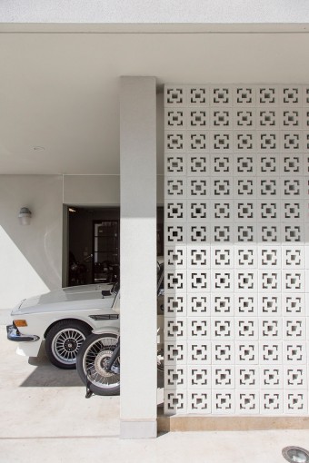 「このブロックは沖縄から取り寄せました。この透け感と、南国情緒が白い壁の家によく似合っています」