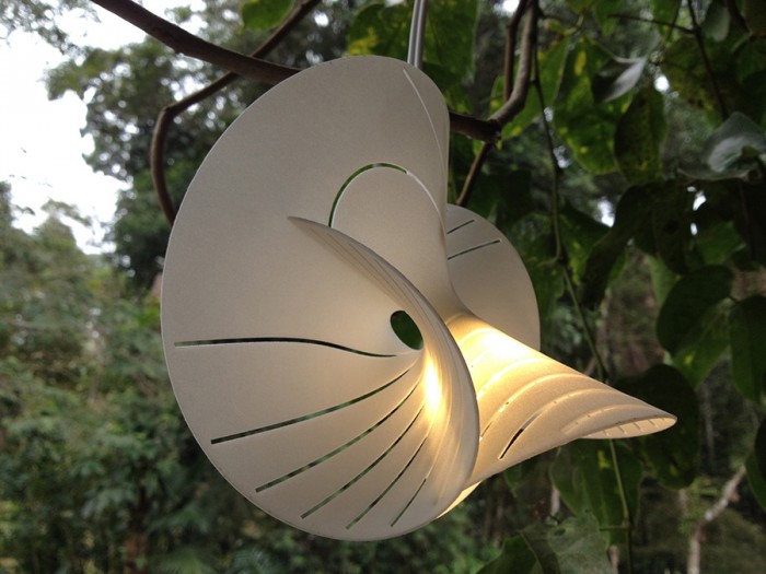 「m.us」3Dプリンターで作成したランプ。メビウスの帯のデフォルメ。