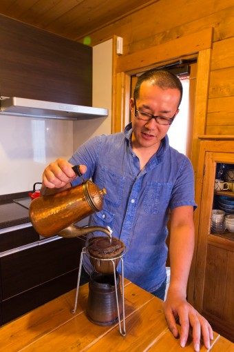 コーヒーは生豆から２週間毎に焙煎するこだわりよう。オール電化の為、デッキや土間でトレイル用のコンロを使用する。