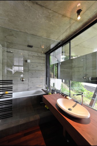 地下に設けられた浴室も大きな開口に面して気持ち良く入浴できる。