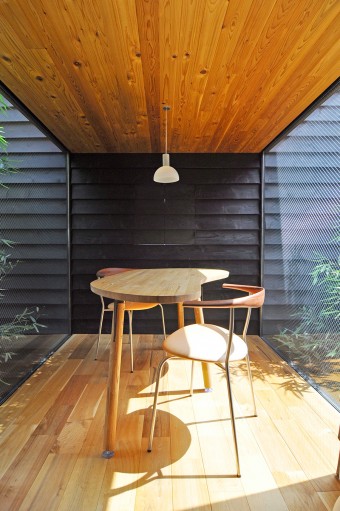 正面に建築家と平野さんが“社会の窓”と呼ぶ小さな開口。外の社会とを繋げるこの窓はソファのスペースと畳の間にもある。