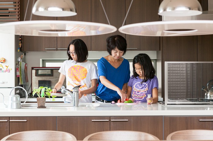 フルフラットのキッチンは使いやすく、子どもたちもお手伝いしやすい。「ふたりともよく手伝ってくれます」。