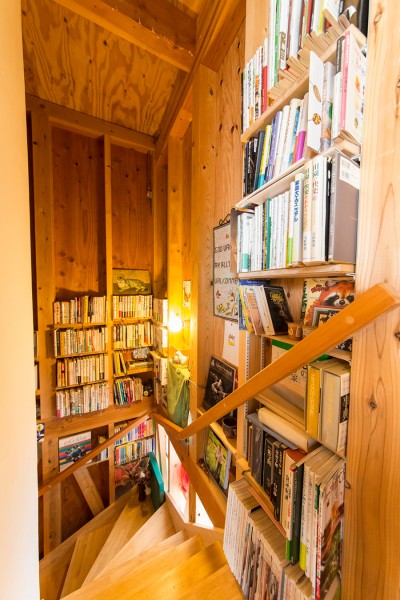 階段の壁面を書庫のように活用。
