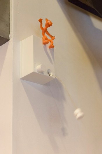 ホテルのバスルームによくある、使わないときは収納されるロープ。「壁の強度をセンサーで計ってから取り付けました」