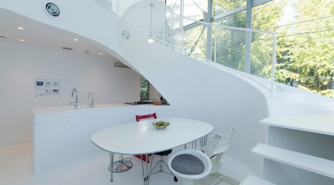 クリエイティブな発想が育つ家壁や床のうねりがエモーショナルな内部空間