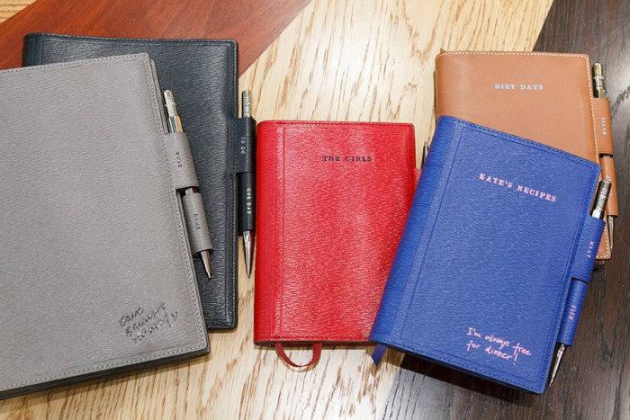 A5 2way Journal　各 ¥67,000　A6 2way Journal　各 ¥55,000　アニヤ・ハインドマーチ／アニヤ・ハインドマーチ ジャパン