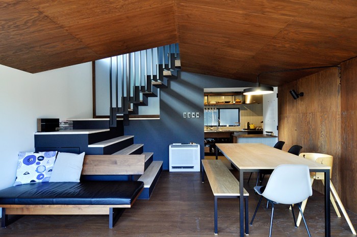 1階のLDKと階段を見る。家具やクッションなどを含め、素材感と色味のコンビネーションが素晴らしく、独特の空気感が漂う。