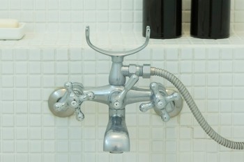 バスルームの水栓はポルトガルのもの。白いタイル貼りの空間にマッチする。