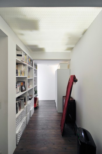 1階は天井にFRPのハニカムコアパネルを使い、上のキッチンから光を導いている。