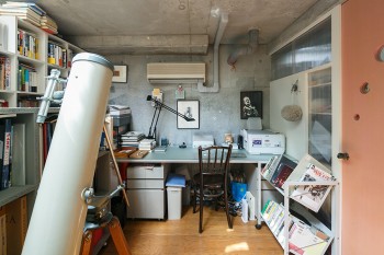 地下には、書斎スペースと娘の緋子さんの部屋が。手前の大きな天体望遠鏡は憲一さんの趣味。