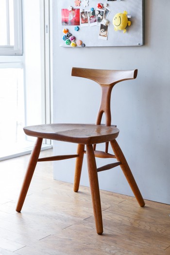 憲一さんの一番のお気に入りは、木工作家がつくったこちらの椅子。「やっぱり木の椅子っていいですよね」（憲一さん）。