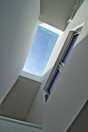 3階からトップライトを見上げる。この光が2、3階のガラス床を通して1階まで落ちる。