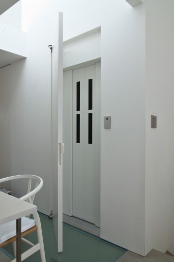 3階ダイニング近くの壁の扉を開けるとエレベーターが現れる。
