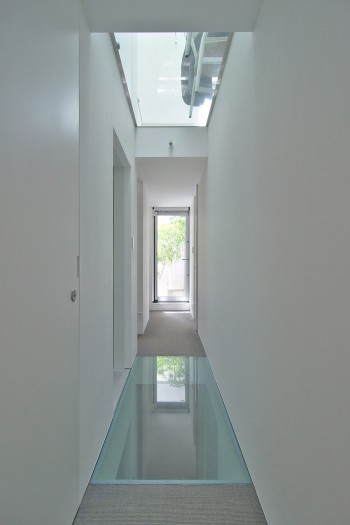 2階廊下。上のガラス床を通して見えるのはダイニングチェア。