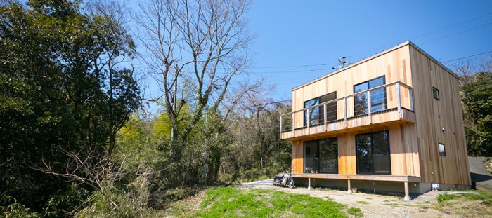 葉山の絶景を楽しむシンプルな箱を自分流に変化させて住む